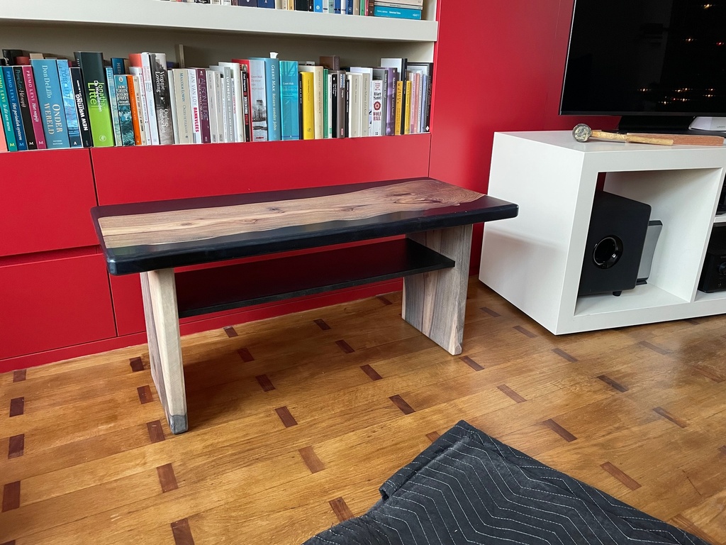 Salontafel Europese notelaar en epoxy