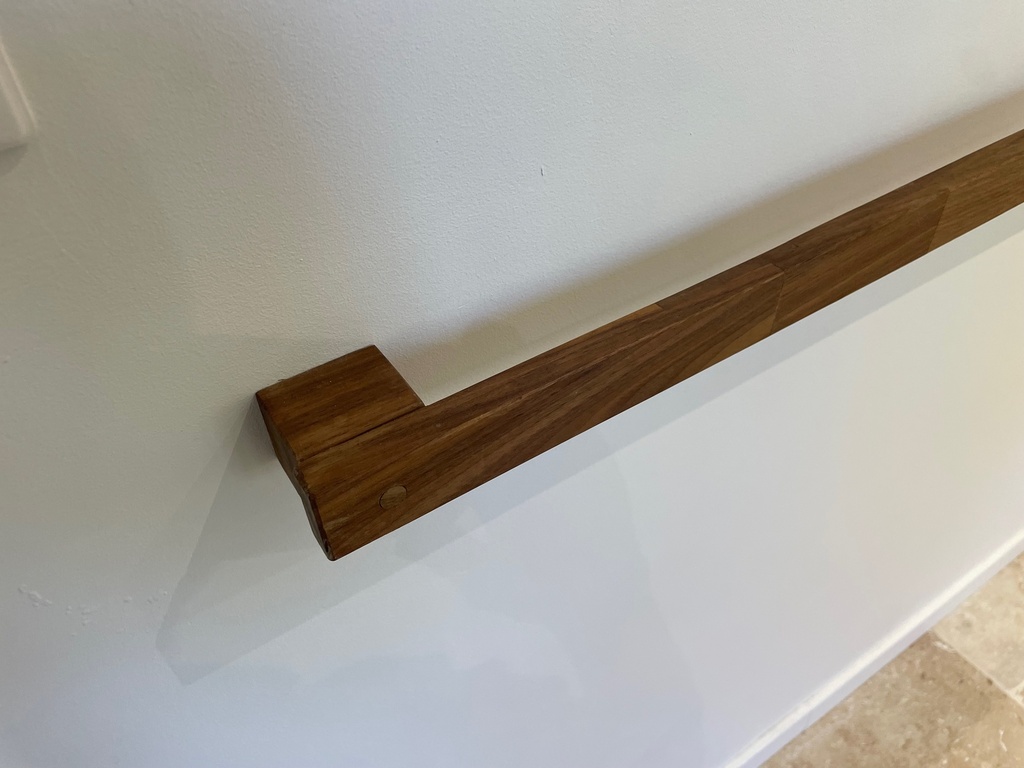 Handoekenstang notelaar